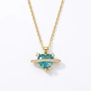 Collier planète cœur doré élégant avec pierre précieuse bleue et détails en cristal
