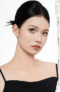 Nahaufnahme einer asiatischen Frau mit goldener S925-Silber-Ohrklemme und Zirkoniasteinen.
