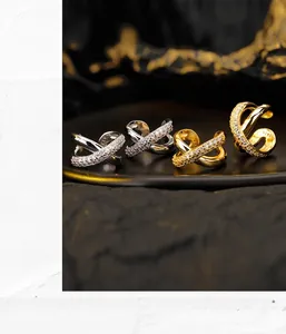Nahaufnahme eleganter Ohrmanschetten aus S925 Sterlingsilber und Gold-Plattierung