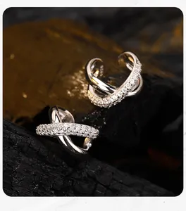 Nahaufnahme der S925 Sterling Silber Criss-Cross Ohrmanschetten mit funkelndem Pavé.
