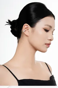 Nahaufnahme der S925 Sterling Silber Ohrklemme mit Diamanten getragen von einem asiatischen Model
