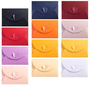 Set di buste colorate in carta kraft retrò con chiusura a cuore