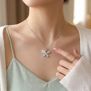 Collier papillon élégant en argent avec cristaux et nacre pour femmes