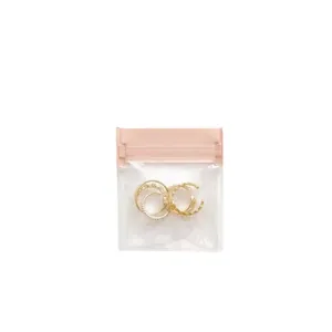 Premium verdickte EVA-Schmucktasche mit rosa Verschluss für goldene Ringe und Ohrringe.