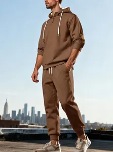Vue détaillée de l'ensemble de survêtement marron pour homme avec motif jacquard