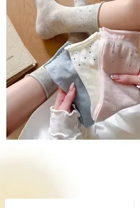 Gedetailleerd beeld van pastelkleurige ruiselsokken voor dames met stippen