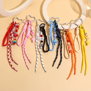 Bunte Paracord-Taschenanhänger mit Herzkarabinern und süßen Dekoperlen.