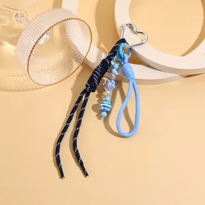 Detailansicht des handgefertigten Paracord-Schlüsselanhängers mit Herzclip und Perlen