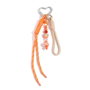 Böhmischer Herz-Karabiner-Schlüsselanhänger mit orangefarbenem Seil und Blumenperlen