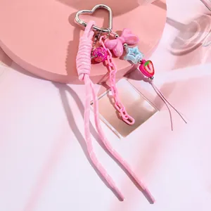 Detailansicht des rosa Taschenanhängers mit Herzclip und Erdbeere für süße Dekoration.