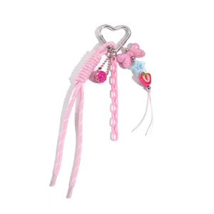 Süßer rosa herzförmiger Schlüsselanhänger mit Erdbeerperle und geflochtenem Kordeldetail