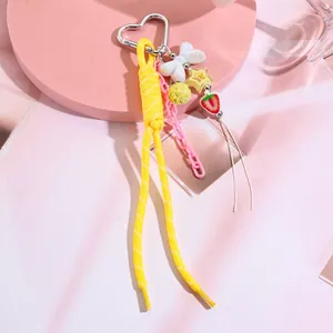 Detailansicht eines süßen Schlüsselanhängers mit Herzclip und Perlenanhängern.