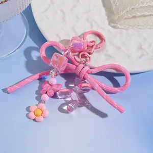 Detailansicht des rosa geflochtenen Schleifen-Schlüsselanhängers mit Ballonhund-Anhänger