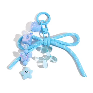 Detailaufnahme eines niedlichen blauen Taschenanhängers mit Ballonhund und Stern
