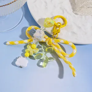 Detailaufnahme eines süßen gelben Taschenanhängers mit Herz und Ballonhund-Motiv