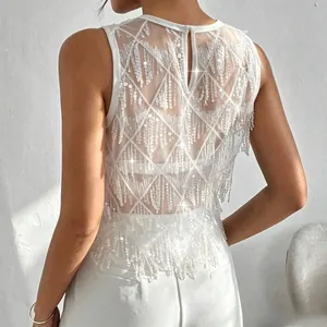 Gros plan du haut transparent blanc avec paillettes brillantes et franges