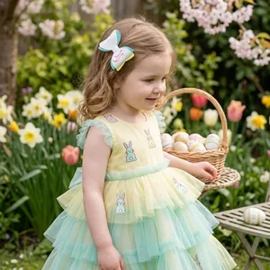Gros plan d'un enfant portant un nœud de lapin de Pâques à paillettes dans un jardin.