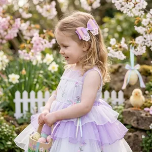 Détail d'une pince à cheveux pailletée lapin de Pâques sur une petite fille au jardin