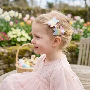 Détail de barrettes à cheveux lapin de Pâques scintillantes sur une petite fille.