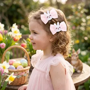 Détail de jolies barrettes à cheveux nœud lapin de Pâques rose portées par une fille.