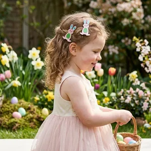 Détail des barrettes lapin de Pâques à paillettes portées par un enfant au jardin