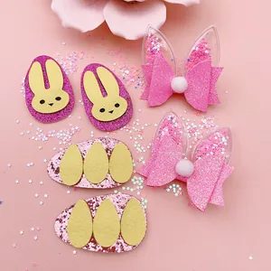 Détail de barrettes à cheveux de Pâques à paillettes roses avec lapin et nœuds