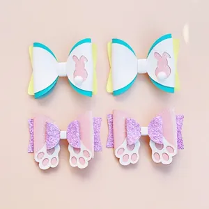 Détail des nœuds à paillettes lapin de Pâques et empreintes de pattes aux tons pastels.