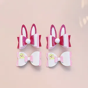 Vue détaillée de barrettes oreilles de lapin pailletées roses et poussins