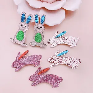 Détail de six barrettes de Pâques en forme de lapin pailleté aux couleurs vives et poses.
