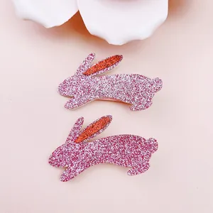 Gros plan de barrettes à cheveux lapin rose pailleté pour le coiffage de Pâques