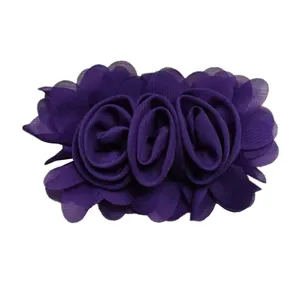 Vista detallada de accesorio para cabello con rosa de gasa morada hecha a mano