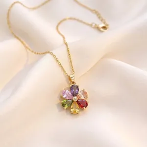 Dettaglio di un ciondolo a fiore in zircone colorato su una collana in titanio