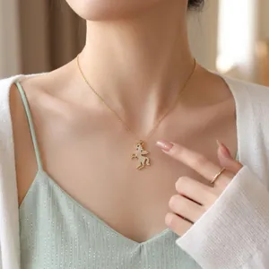 Collana in acciaio titanio dorato con dettaglio pendente unicorno in zirconi brillanti