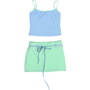 Ensemble deux pièces tendance avec haut caraco bleu clair et minijupe vert menthe