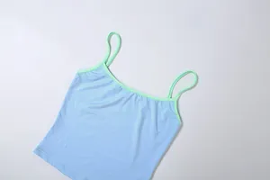 Vue détaillée d'un caraco bleu clair avec bordure vert menthe et fines bretelles.