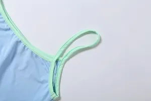 Détail du caraco bleu clair avec fines bretelles vert menthe et coutures soignées