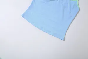 Gros plan montrant l'ourlet à double surpiqûre de haute qualité d'un débardeur bleu clair.