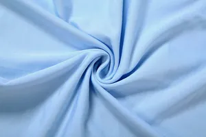 Gros plan sur la texture détaillée du tissu côtelé bleu clair pour ensemble féminin