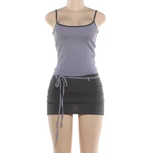 Vue détaillée de l'ensemble débardeur gris sexy et mini-jupe moulante noire deux pièces