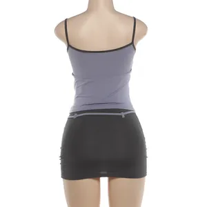 Vue arrière d'un ensemble caraco gris sexy et mini-jupe moulante noire pour femme
