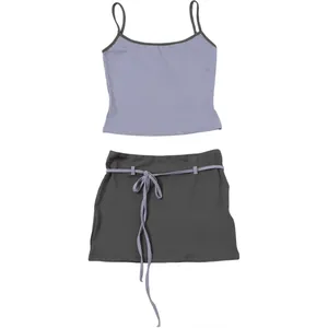 Ensemble deux pièces sexy camisole violette et mini-jupe moulante grise avec ceinture