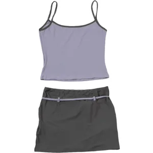 Vue détaillée de l'ensemble caraco lavande et jupe moulante grise avec ceinture fine.