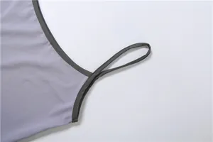Vue macro détaillée montrant la bretelle et les coutures fines de l'ensemble caraco violet