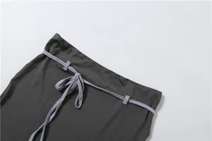 Vue détaillée de la taille d'une jupe gris foncé avec un cordon de serrage lavande fin
