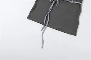 Détail d'une mini-jupe gris anthracite avec une ceinture à cordon de serrage violet