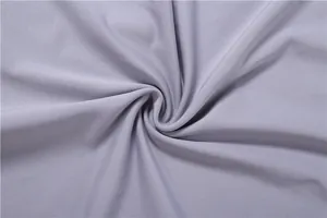 Vue macro détaillée montrant la texture lisse du tissu extensible violet lavande pour vêtements