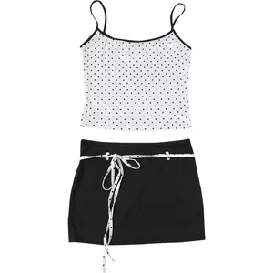 Tenue sexy deux pièces avec caraco à pois blancs et ensemble mini-jupe noire chic