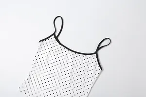 Détail d'un débardeur blanc élégant à pois noirs avec de fines bretelles pour femmes mode
