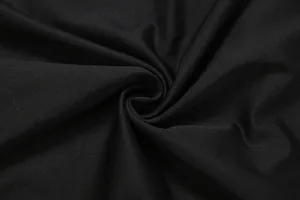 Détail macro d'un tissu élastique noir de haute qualité montrant la texture lisse