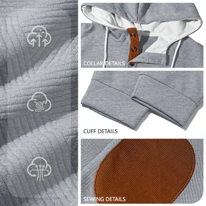 Vue détaillée du sweat à capuche en jacquard gris pour hommes, col, poignets et tissu
